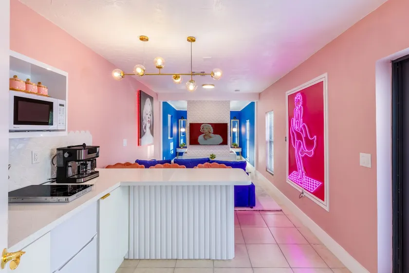 Marilyn | 5min HardRock| 4 PPL | King Bed| Parking - Image 1