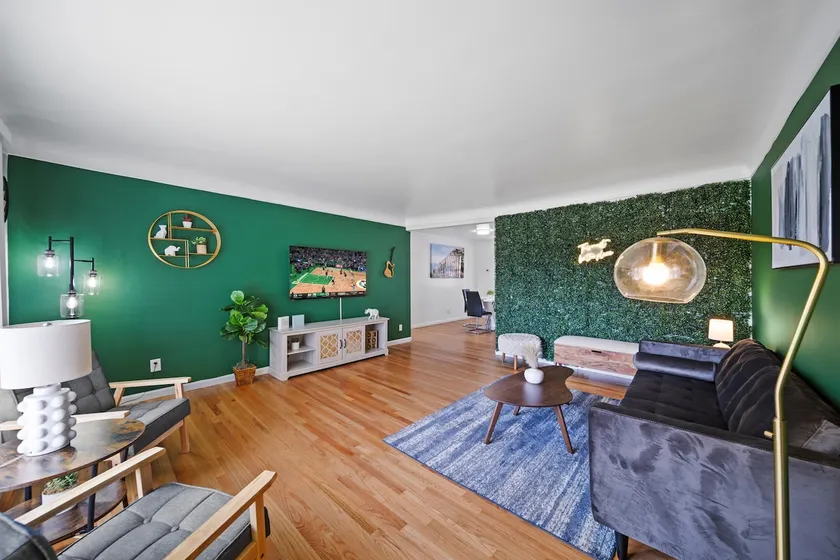 Downtown Green 4-Bed Haven | Sleeps 8 - Image 1