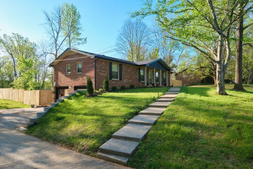 Henrietta House: Quiet Comfort with Fenced Yard - Image 1