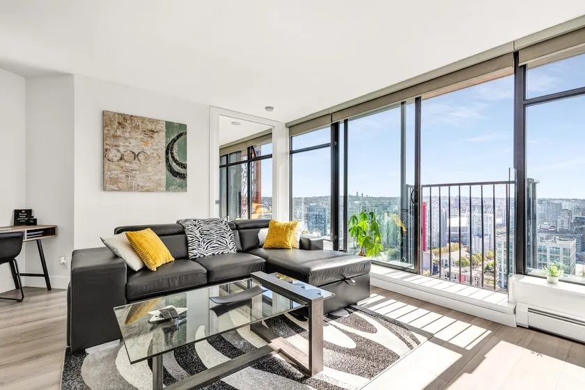 Luxury Central Apartment with City Views - Image 1