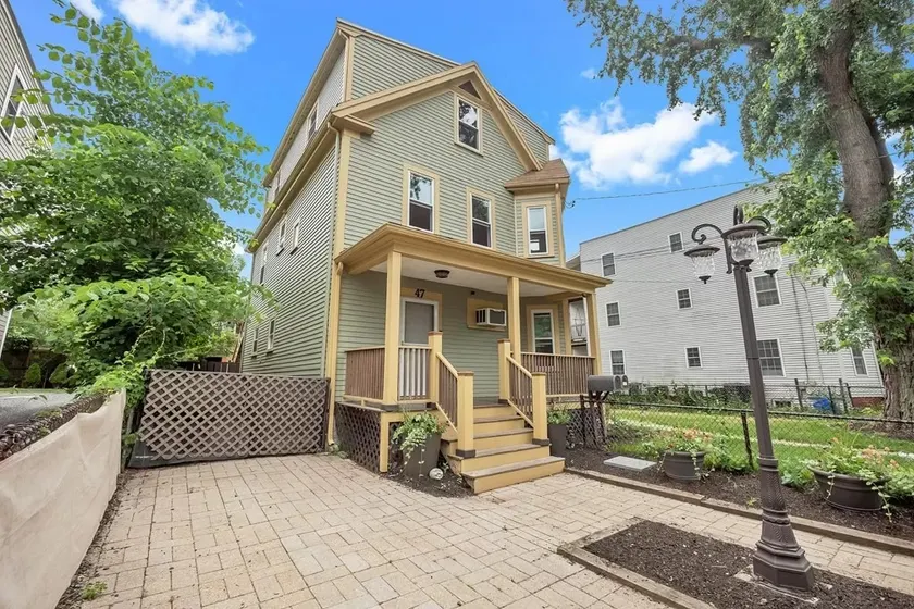 Spacious 2bd/1ba Apt | Free Parking - Image 1
