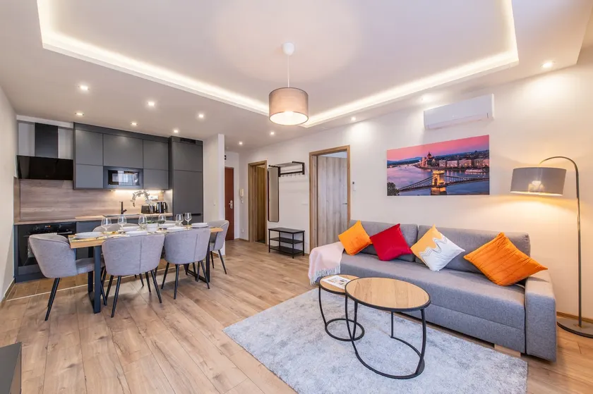 Ultra Central Modern 2BR – A/C & Elevator - Image 1