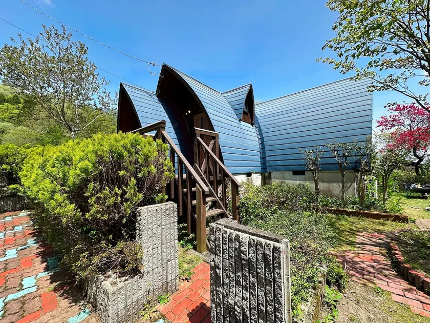 A private rental house with a view of Lake Biwa, with a ”Kiki's Delivery Service” motif - Image 1