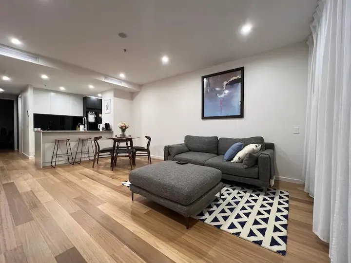 Modern apartment@CBD + parking - Image 1