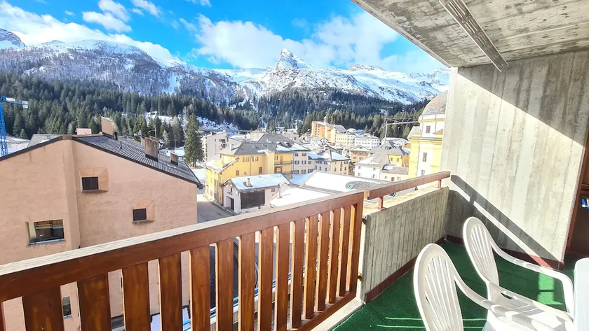 [2 parking spaces included] Spacious, with Swimming Pool & Sauna! - Image 1