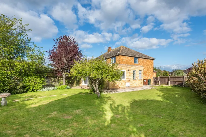 Spacious Family Home Near Oxford with parking - Image 1