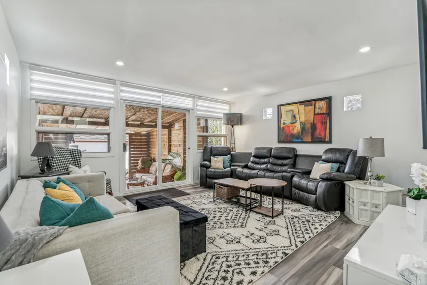 Kensington 3BDRM | Sleeps 8, 4 Beds + 2 Bathrooms - Image 1