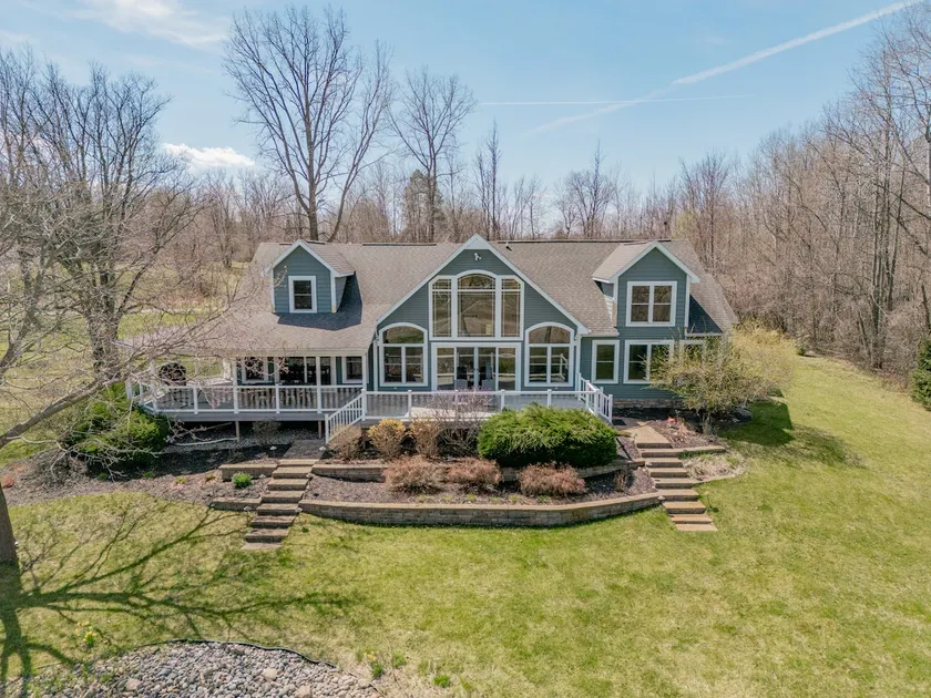 Luxurious Retreat! Spacious with Deck & BBQ Grill - Image 1