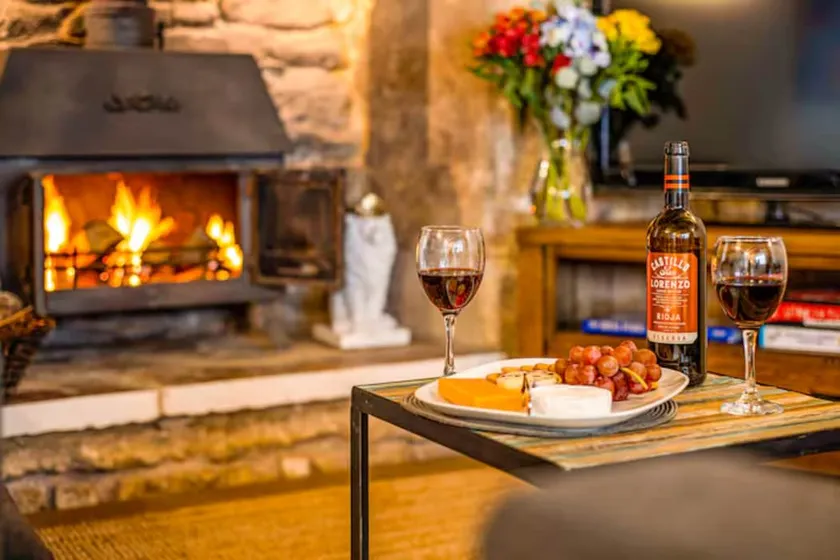 Hidden Gem | Sleeps 7 | Cosy Fire & Courtyard | - Image 1
