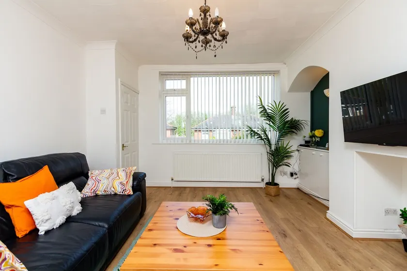 Stylish Comfort: 2BR Home in the Heart of Wigan - Image 1