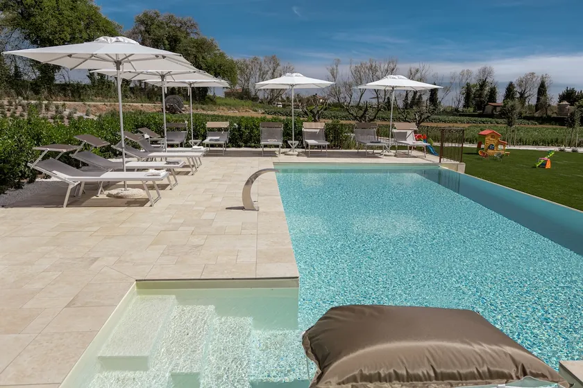 Modern luxury oasis with spa, pool and jacuzzi - Image 1