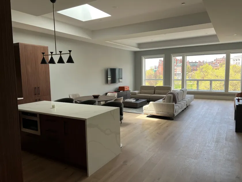 Penthouse luxury suite. Huge great room. 3 beds. - Image 1