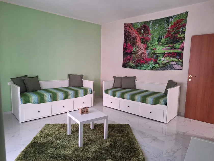 Four Seasons Summer Room - Image 1