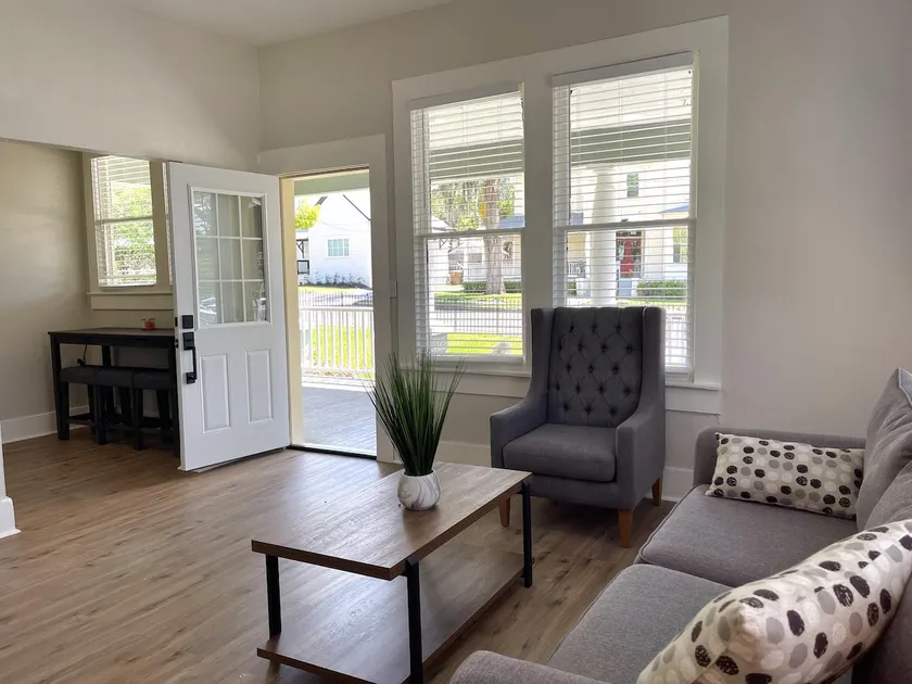 Charming Apartment in Historic District - Image 1
