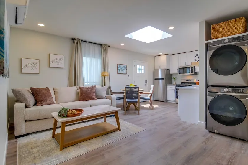 One block to the beach, king bed, full kitchen - Image 1