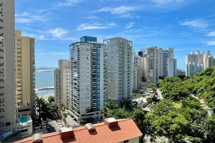 Spacious apartment near the beach - Image 1