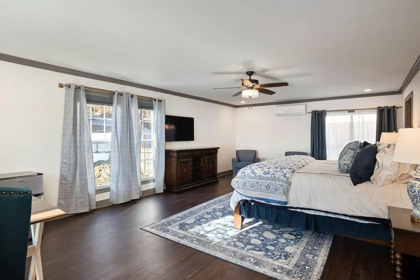 Park House on Main #5-King Penthouse - Image 1
