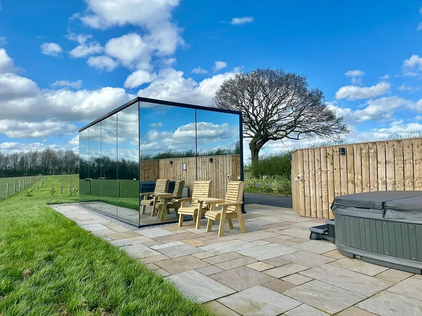 Mirrored cabin - Image 1