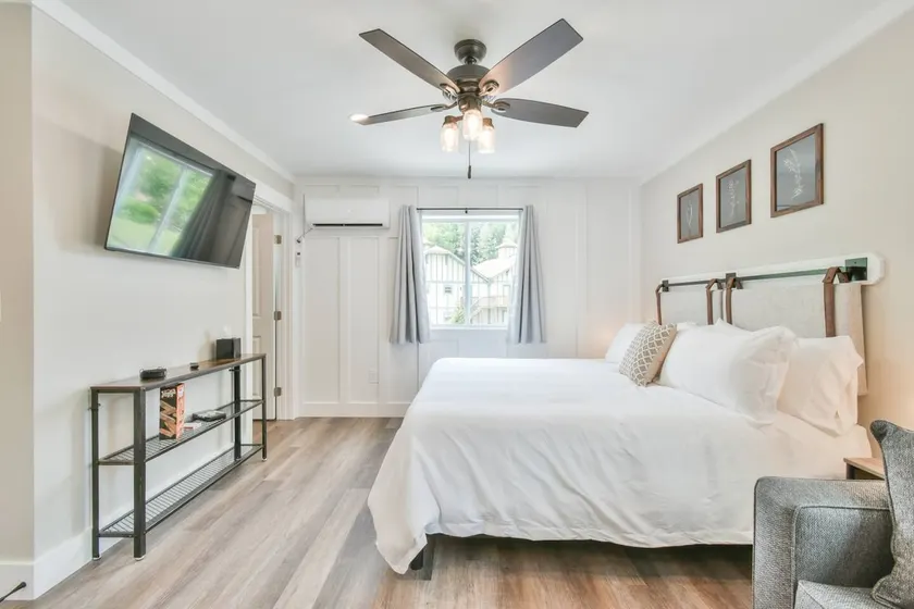 Helen Lookout Suite 203 - Image 1