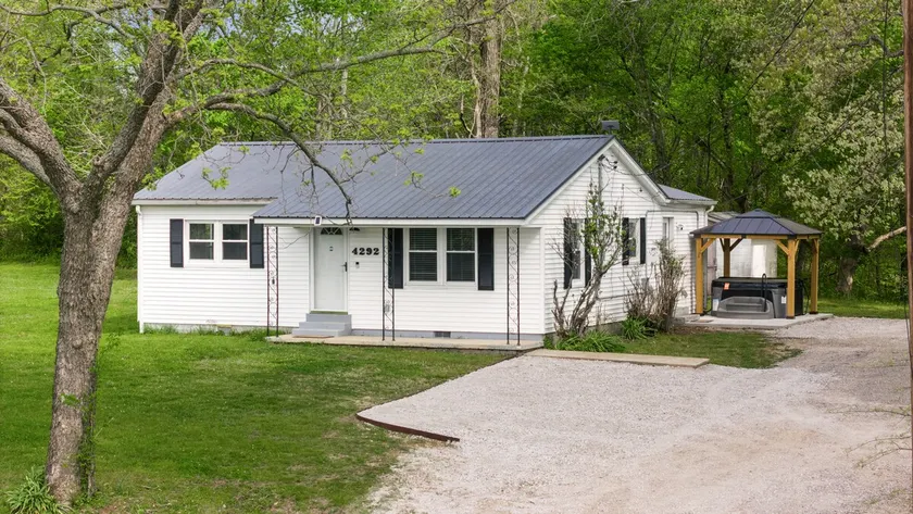 Renovated Private Cottage w/Hot Tub! Covington, TN - Image 1