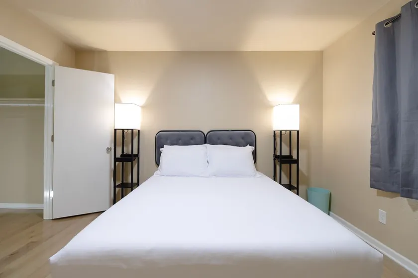 FIJI / King + Queen + Twin Bed / Laundry / Parking - Image 1