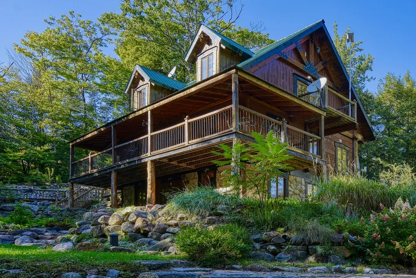 Grenville Gem: Luxury Chalet,Pool & Jacuzzi Oasis - Image 1