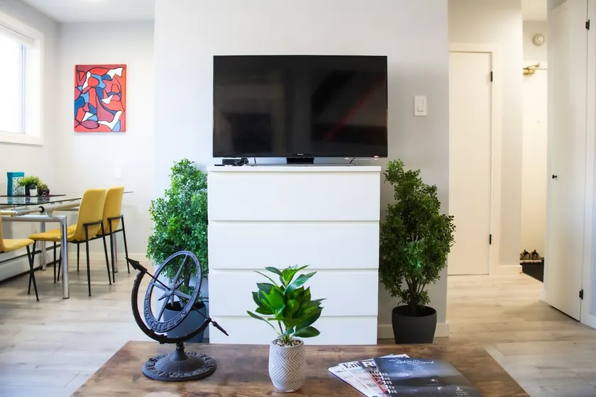 Cozy Retreat by Whyte Ave & Uni - Image 1