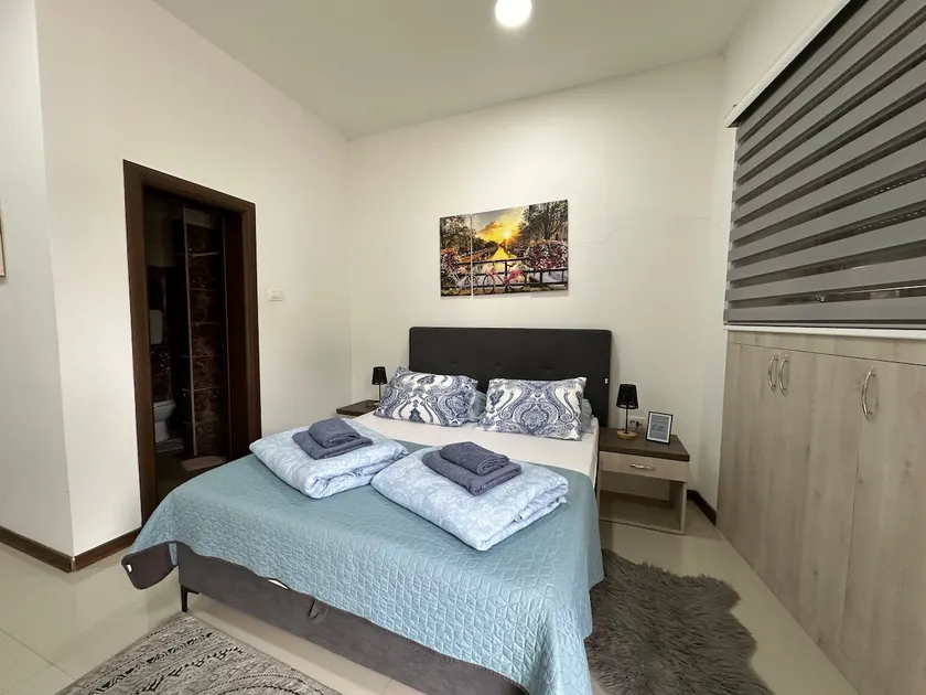 Old Town Gem: Modern Studio with FREE Parking - Image 1