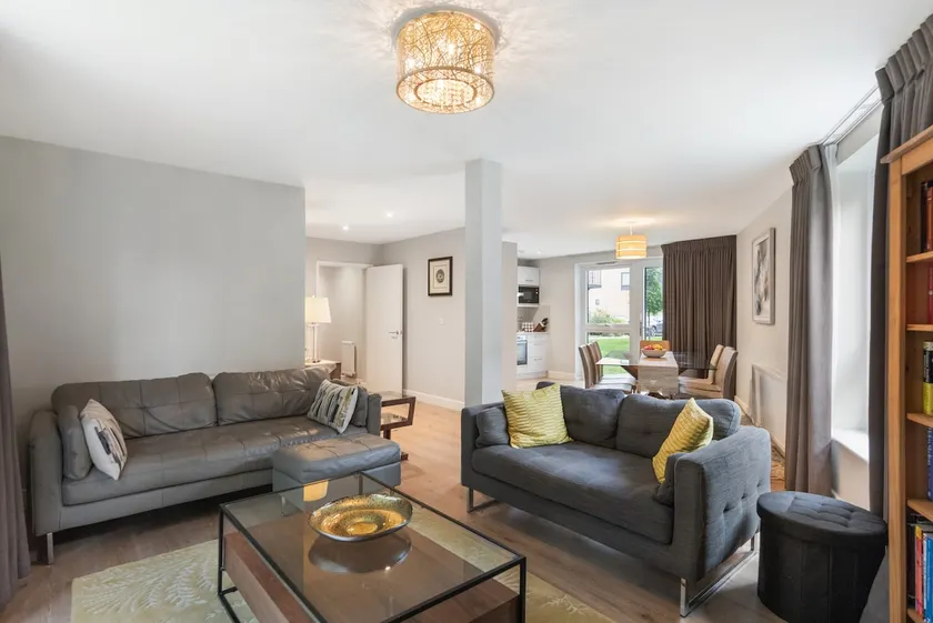 Modern 3BR Flat quick links to LDN & Heathrow - Image 1