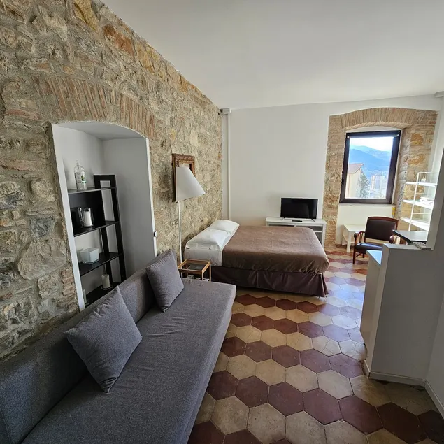 Room & Parking in City Center with Wi-Fi - Image 1