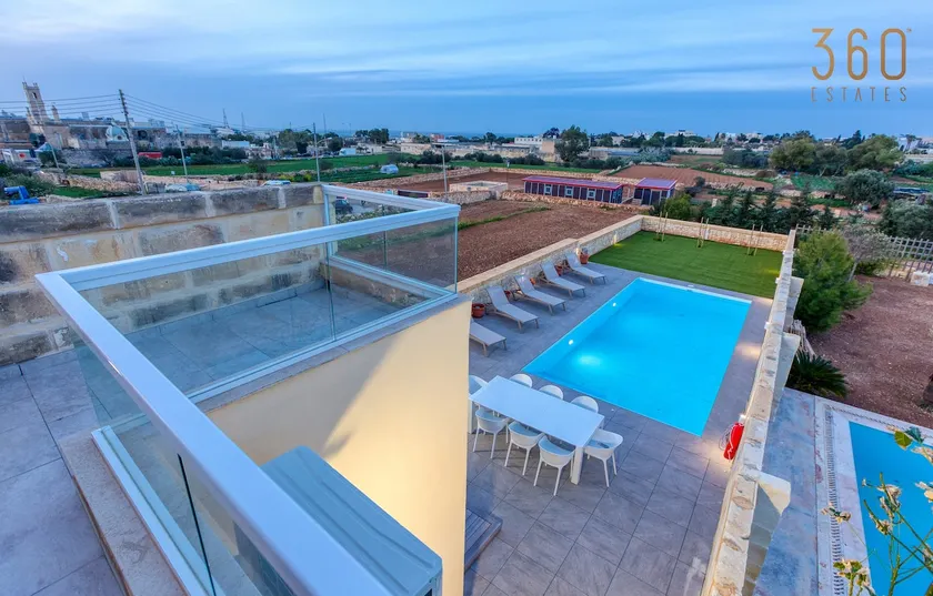 LUX Villa with Private Pool, BBQ & Rooftop Oasis by 360 Estates - Image 1