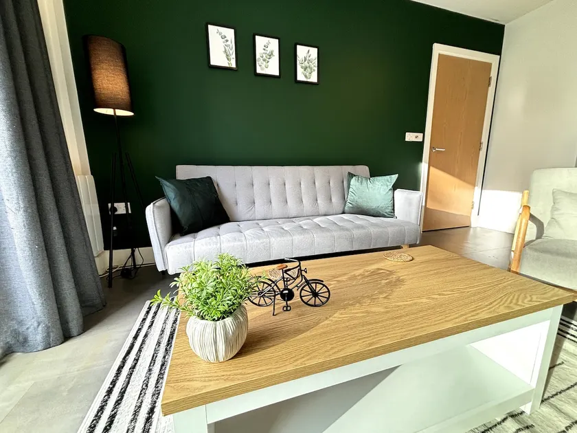 Luxury Canal-side Apartment, Hemel Hempstead, Free parking, Perfect for Contractors - Image 1