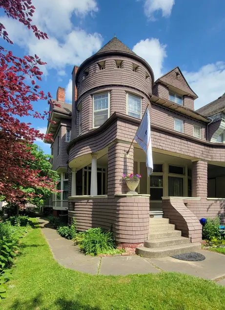 4-Bed McMansion Marvel! - Image 1