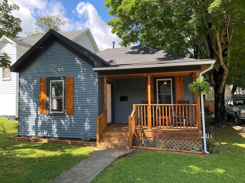 Cozy Renovated Bungalow — Walk Downtown! - Image 1