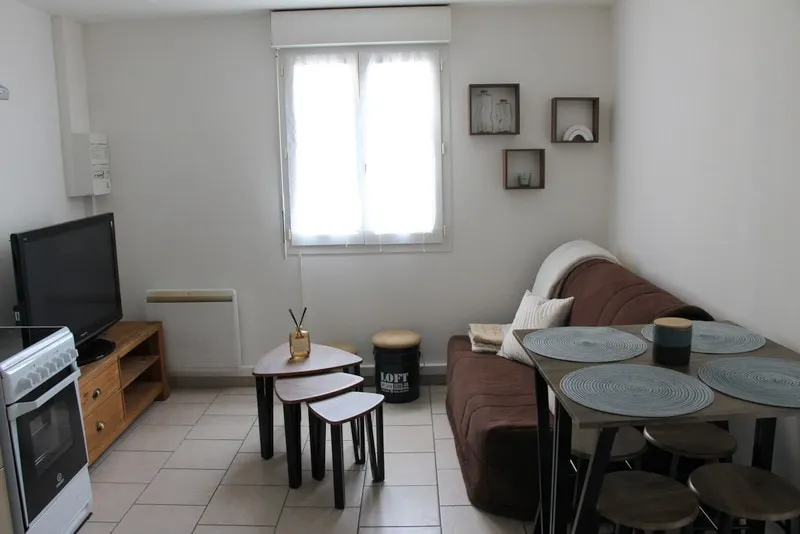 Independent apartment air-conditioned - Image 1