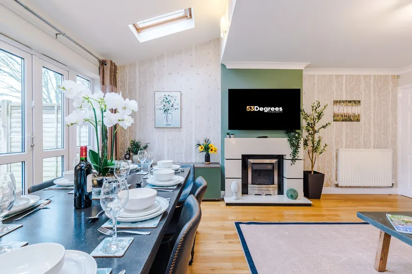 NEW! Incredible Home In Northwich By 53 Degrees Property, Perfect For Groups, FREE Parking! - Image 1