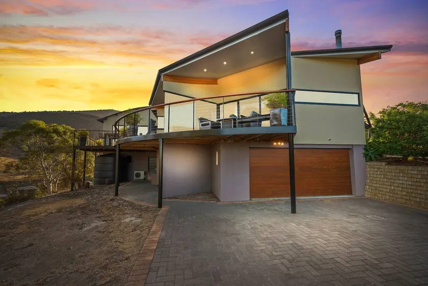 Tree Top Views - Magnificent 4 Bedroom House - 3 Minutes to MONA - Image 1