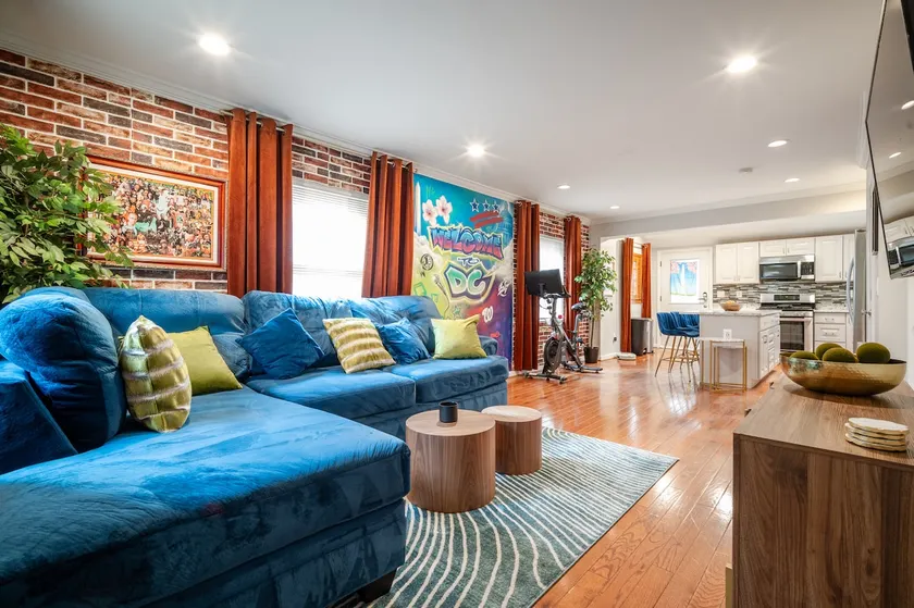 Luxury Urban Oasis Free Parking Centrally Located! - Image 1