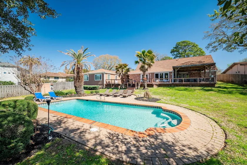 Bayfront Luxury Oasis w Pool, Fishing - NASA Kemah - Image 1
