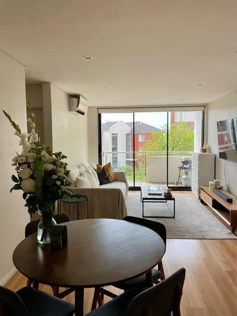 Light filled, spacious apartment - Image 1