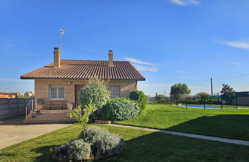 Complete house with 4 bedrooms and 2 bathrooms - Image 1
