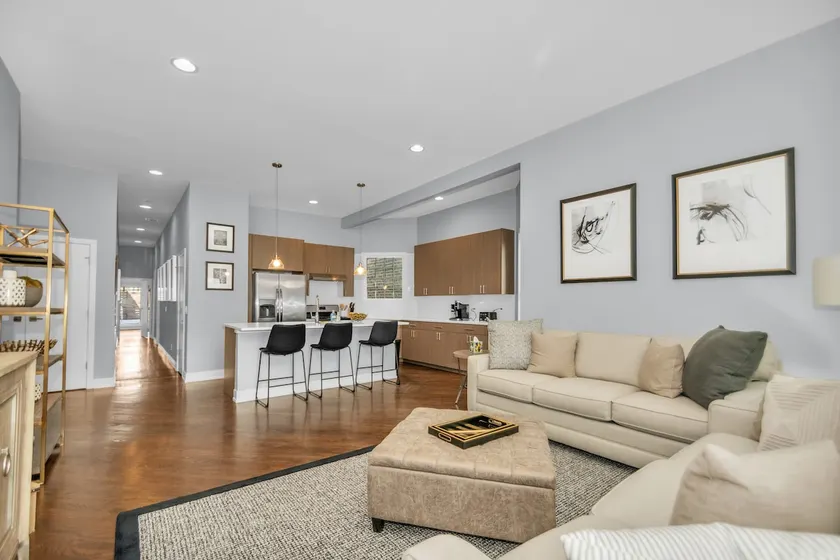 Modern & Spacious Flat with Private Parking - Image 1