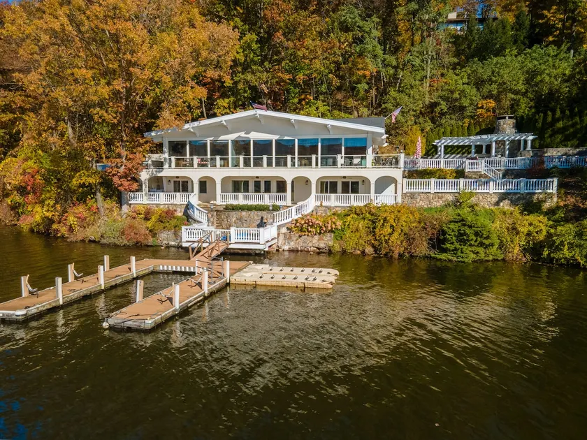Escape to a Celebrity Chef's Waterfront Sanctuary - Image 1