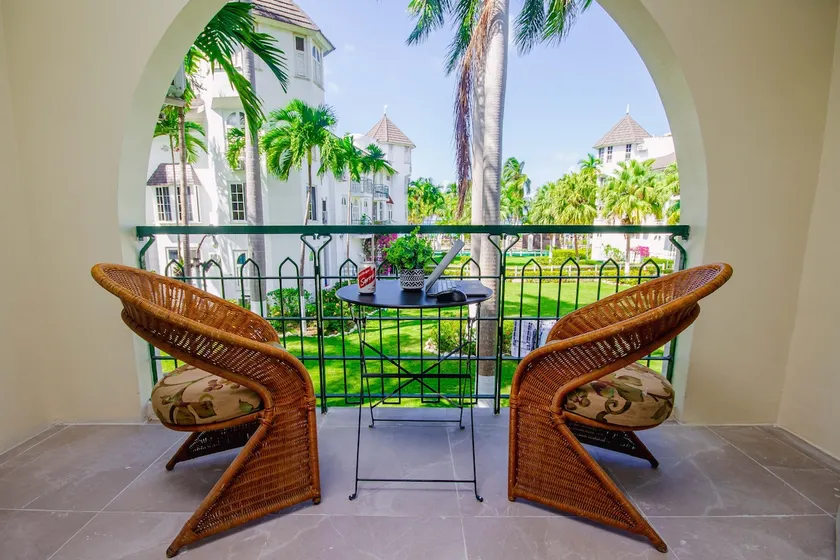 Heart of Ocho Rios-Free Beach Acess-King Bed-Pool-Free Parking-Gated Complex-Free Wifi 150Mbps - Image 1