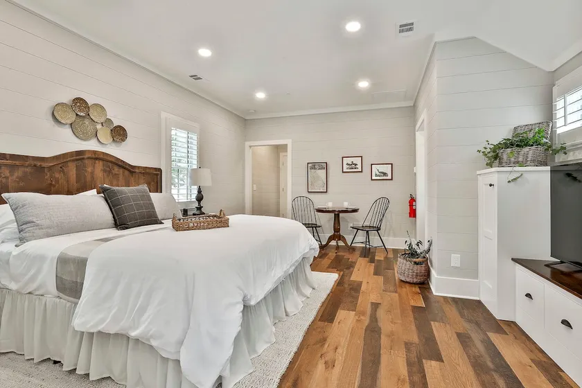 Deluxe King Cottage - Image 1