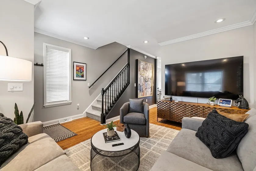 Luxury 3-Suite Home with Private Fenced Yard - Image 1