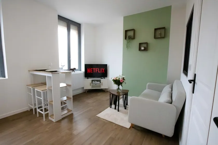 1 bedroom apartment - Downtown Cambrai - Image 1