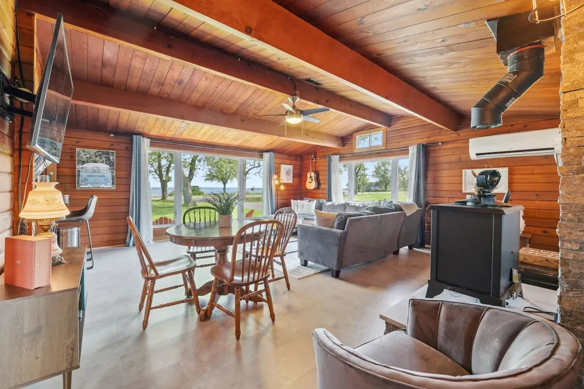 Lakeside Log Cottage: Coffee by the Shore - Image 1
