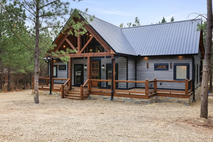 Luxury Pines Retreat | 2 King Suites + Hot Tub - Image 1
