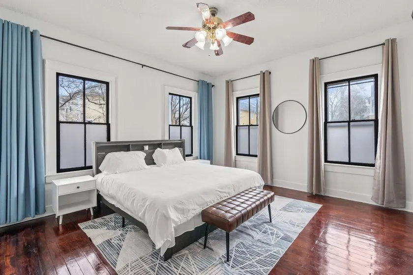 Downtown, USC, 3 TVs, Pets, King Bed, Quiet Area - Image 1
